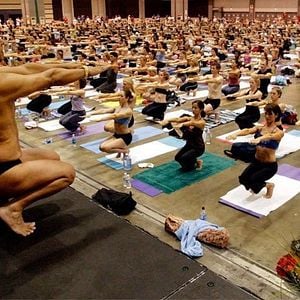 Foto Bikram: Yogui, gurú, depredador