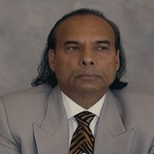 Foto Bikram: Yogui, gurú, depredador