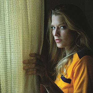 Foto Girl on the Third Floor