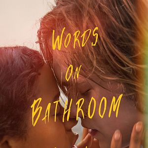 Foto Palabras en las paredes del baño