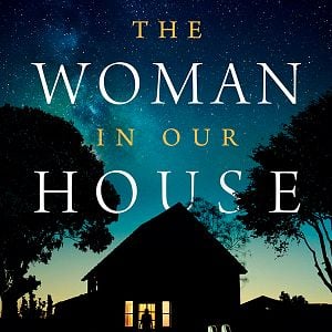 Foto La mujer de la casa de enfrente de la chica en la ventana