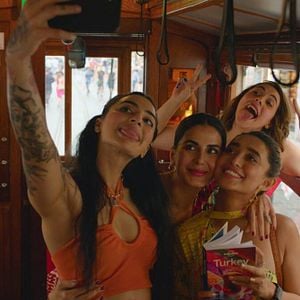 Foto Four More Shots, Please!