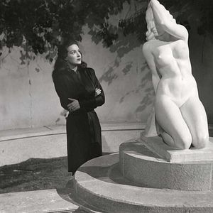 Foto La diosa arrodillada