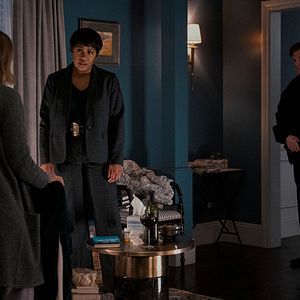 Foto La mujer de la casa de enfrente de la chica en la ventana