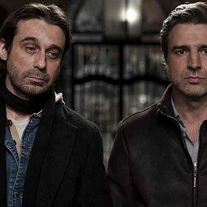 Foto Una pistola en cada mano