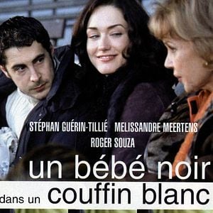 Foto Un bébé noir dans un couffin blanc