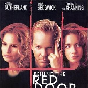 Foto Detrás de la puerta roja