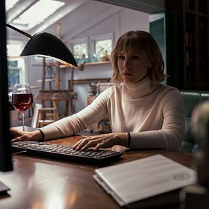 Foto La mujer de la casa de enfrente de la chica en la ventana