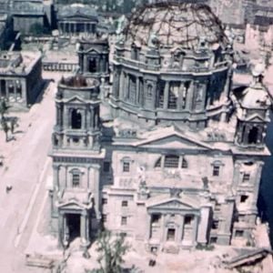 Foto Sobre la historia natural de la destrucción