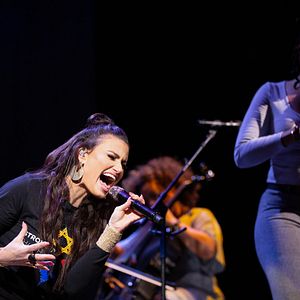 Idina Menzel: ¿Por dónde se va al escenario? - Documental 2022