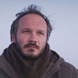 Foto Sobre la hierba seca