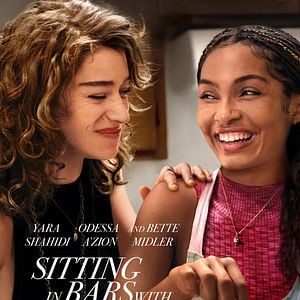 Foto Sitting In Bars With Cake