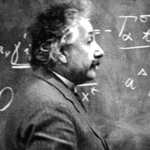 Foto Einstein y la bomba