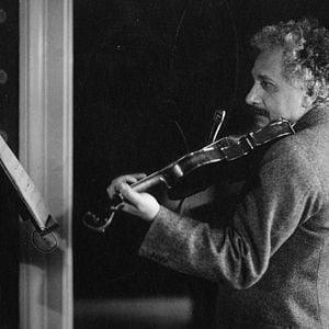 Foto Einstein y la bomba