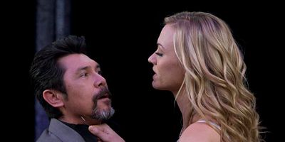 Cartel de Chuck contra la seducción de las gatas