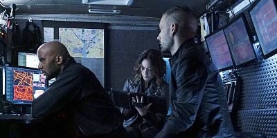 Cartel de Among Us Hide…