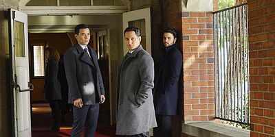 Cartel de Go Cry Somewhere Else