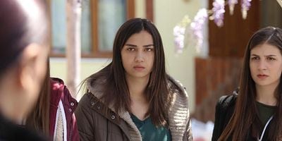 Cartel de Kırgın Çiçekler 82.Bölüm