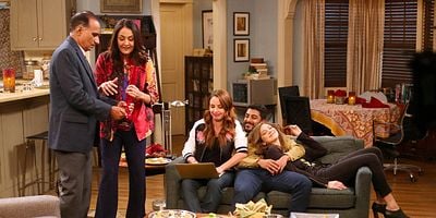 Cartel de Young & Hold