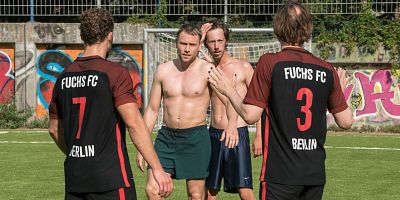 Cartel de Aislados por encima, pero conectados por debajo