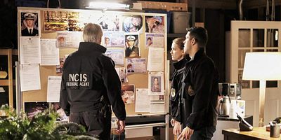 Cartel de Keep Your Enemies Closer