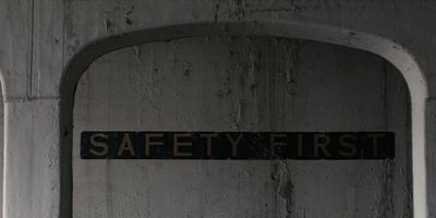 Cartel de Safe and Sound