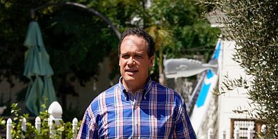 Cartel de Bed, Bath & Beyond Our Means