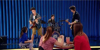 Cartel de Nuevos amores, sobre ruedas