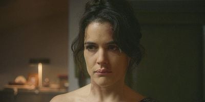 Cartel de Muñecas flotando en el mar