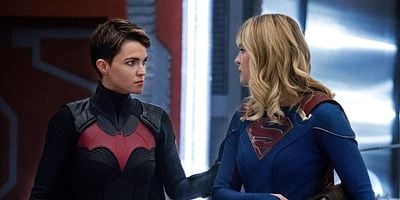 Cartel de Crisis on Infinite Earths : Hour Three