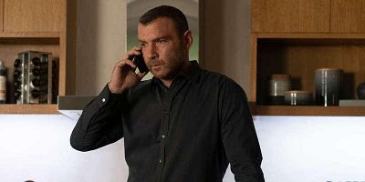 Cartel de Passport and a Gun