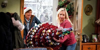 Cartel de Yard Sale, Phone Fail, And A College Betrayal