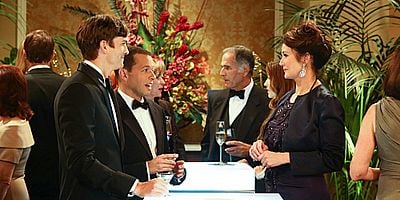 Cartel de Justicia en pantaloncillos tachonadas de estrellas