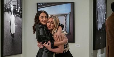 Cartel de A Suitcase Full of Cash and a Yellow Clown Car