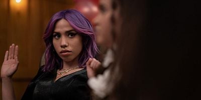 Cartel de Keep Your Friends Close