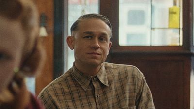 Charlie Hunnam (46 años): “Volvía a casa del mundo más oscuro y me pasaba literalmente tres horas jugando con gatitos” noticias imagen
