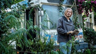 Hoy en Prime Video: Una nueva serie de ciencia ficción donde la estrella de 'Vikingos', Alexander Ludwig, busca supervivientes noticias imagen