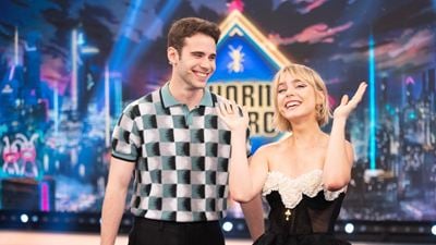 Clara Galle y Julio Peña explican en 'El Hormiguero' cómo grabaron las escenas de sexo en la playa: "No es lo más cómodo del mundo"