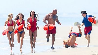 Zac Efron se tropezó en el peor momento mientras grababan 'Baywatch: Los vigilantes de la playa', pero se quedó en la película noticias imagen