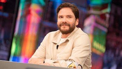 "Soy un impostor": Daniel Brühl cuenta en 'El Hormiguero' la trampa que hizo para protagonizar 'Becoming Karl Lagerfeld' noticias imagen