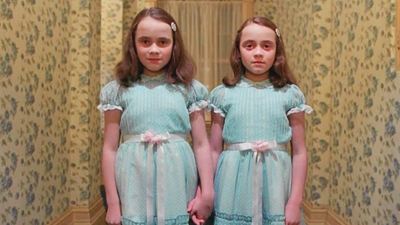 Así han cambiado las gemelas de 'El Resplandor' 40 años después: "Somos espeluznantes por naturaleza"