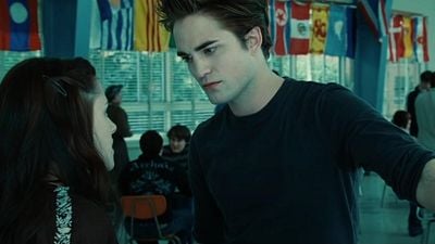 Dedica un segundo a ver este fotograma de 'Crepúsculo' y fíjate en el fondo: ¿Qué pasa en el Instituto de Forks? noticias imagen