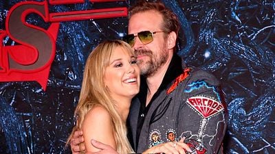 Netflix llevaría meses investigando las acusaciones de Millie Bobby Brown contra David Harbour: la bomba ha estallado con el estreno de la temporada final noticias imagen