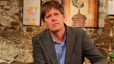 Kris Marshall abandonó 'Crimen en el paraíso' porque su hijo "se estaba volviendo un poco caribeño". Cuatro años después tuvo que pedir disculpas noticias imagen
