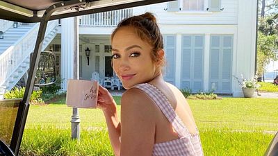 Jennifer Lopez está tan obsesionada con 'Los Bridgerton' como nosotras: así ha celebrado su 55 cumpleaños sin Ben Affleck noticias imagen