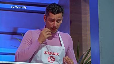 Eduardo Casanova se rompe con la expulsión de Tania Llasera de 'MasterChef Celebrity 8' y acaba riéndose: "Le ha caído un moco al cámara"