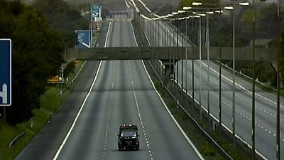 No hay nadie en esta escena de '28 días después', pero era una de las autopistas más transitadas de Reino Unido y la policía lo hizo lo mejor que pudo noticias imagen