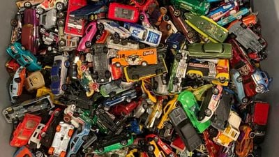 Compró una caja llena de Hot Wheels por 25 dólares en un mercadillo: podría ganar más de 700 dólares con ella noticias imagen