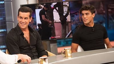 "Esto va a ser fuerte": Oscar Casas explica en 'El Hormiguero' cómo es grabar las escenas de sexo con su hermano Mario dirigiendo noticias imagen