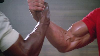 "Necesito más músculo": Tras enfrentarse a Sylvester Stallone, este actor quiso rivalizar con Arnold Schwarzenegger en los 80 noticias imagen